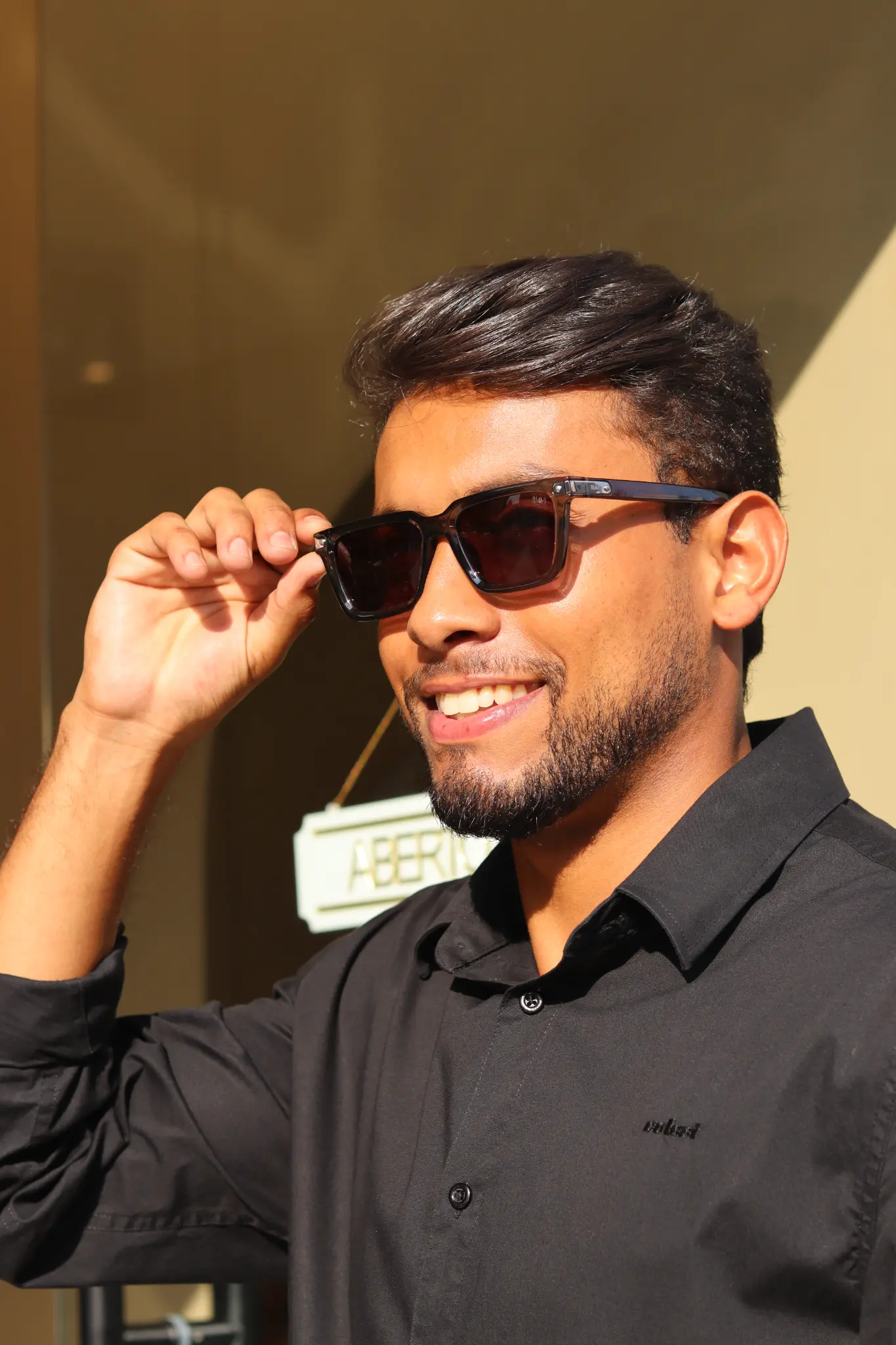 Homem com óculos de sol estiloso