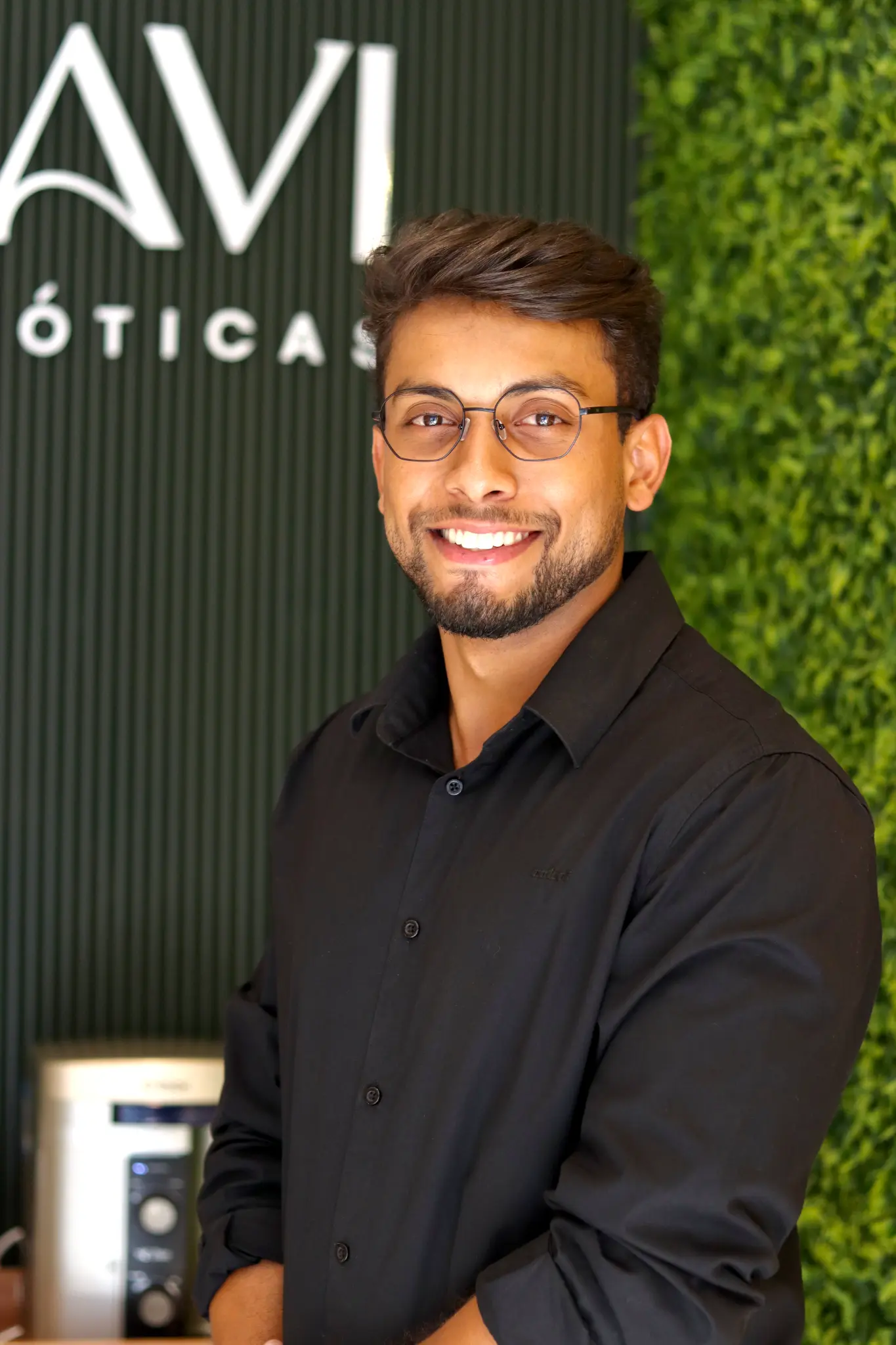 Homem com óculos de grau no estabelecimento