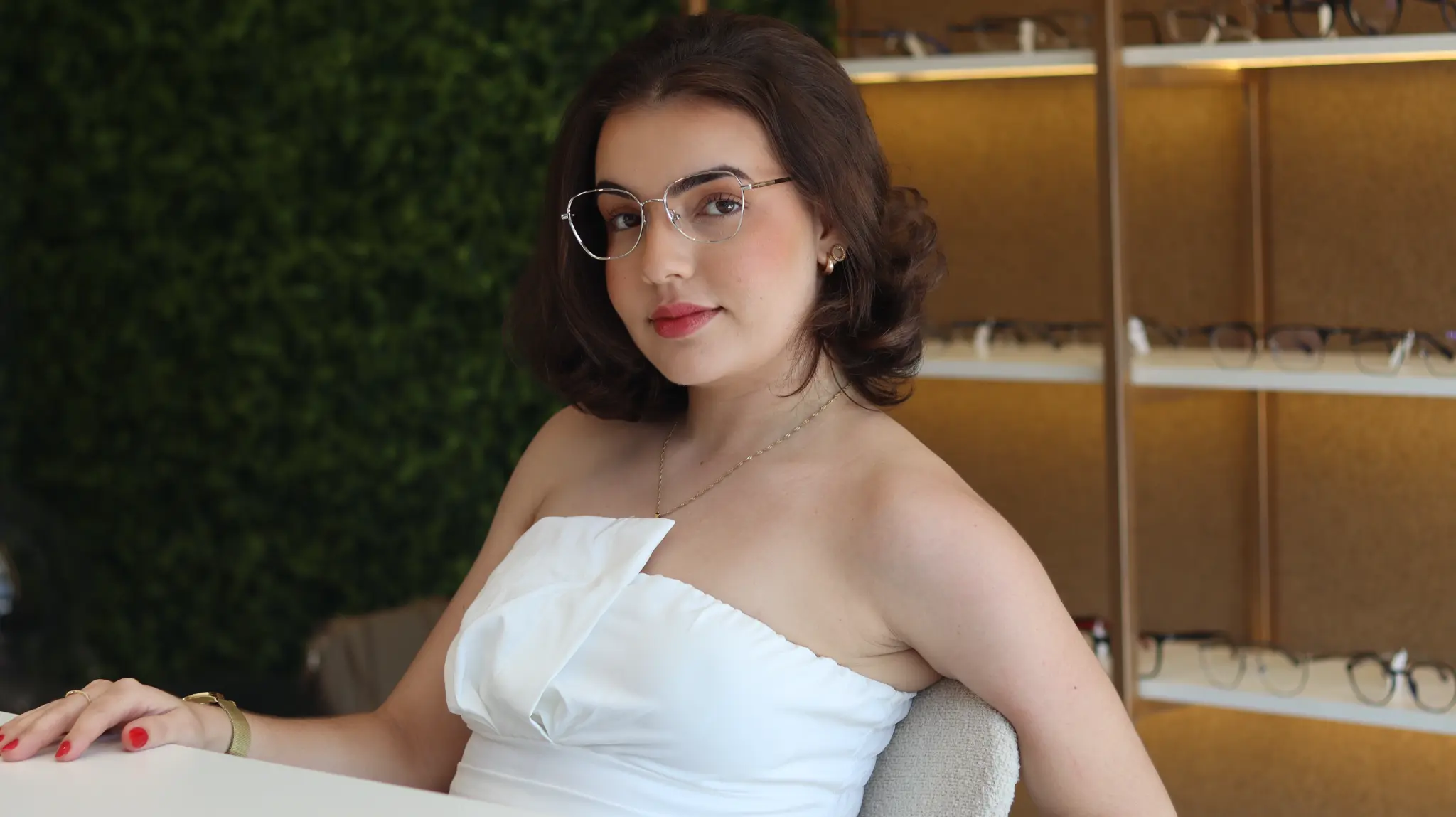 Mulher elegante com óculos de grau