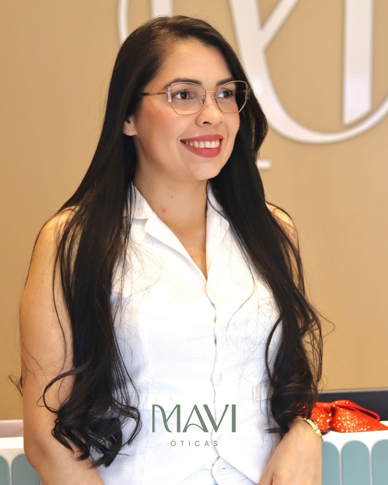 Cliente satisfeita usando óculos MAVI ÓTICAS