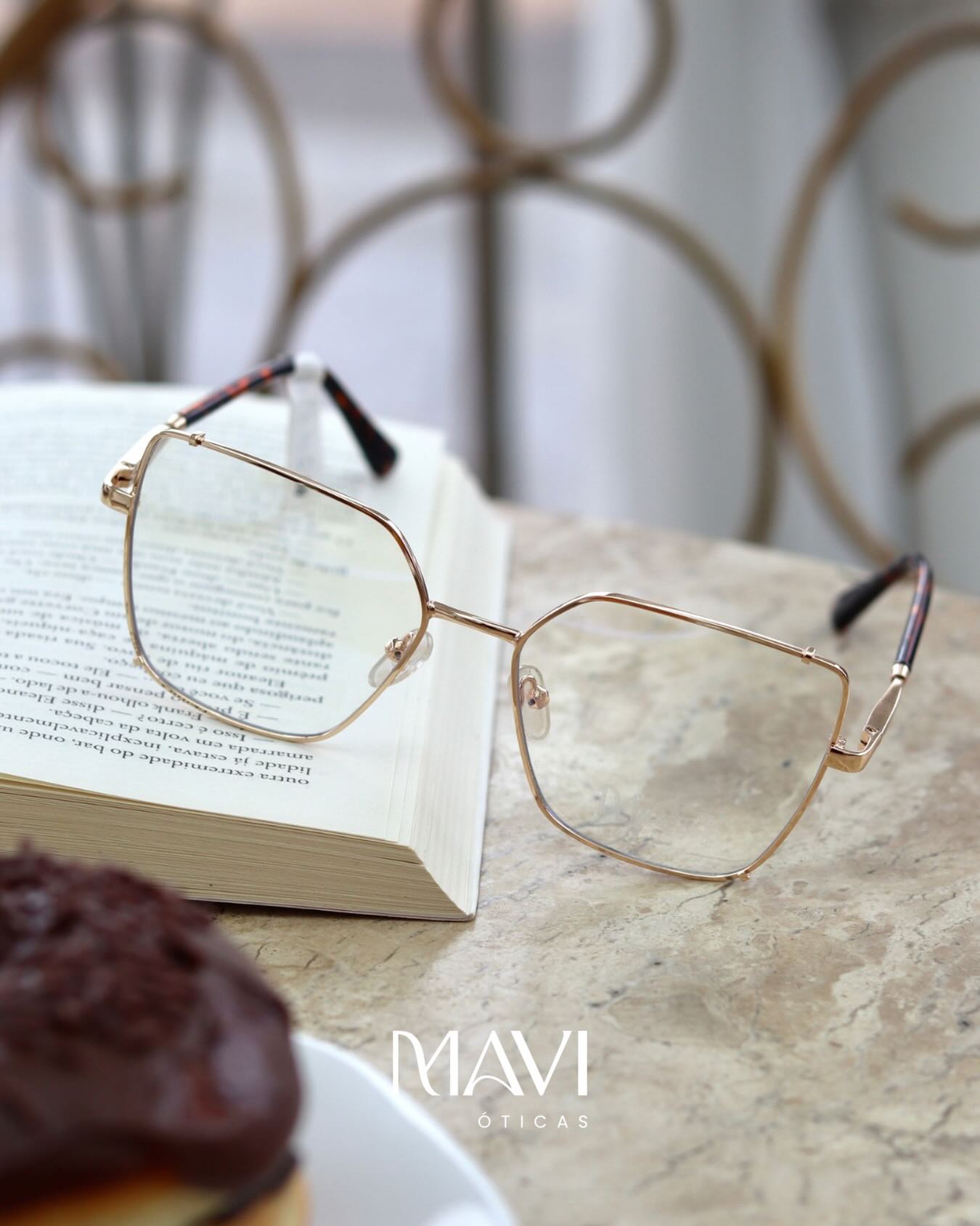 Modelo MAVI com óculos de sol