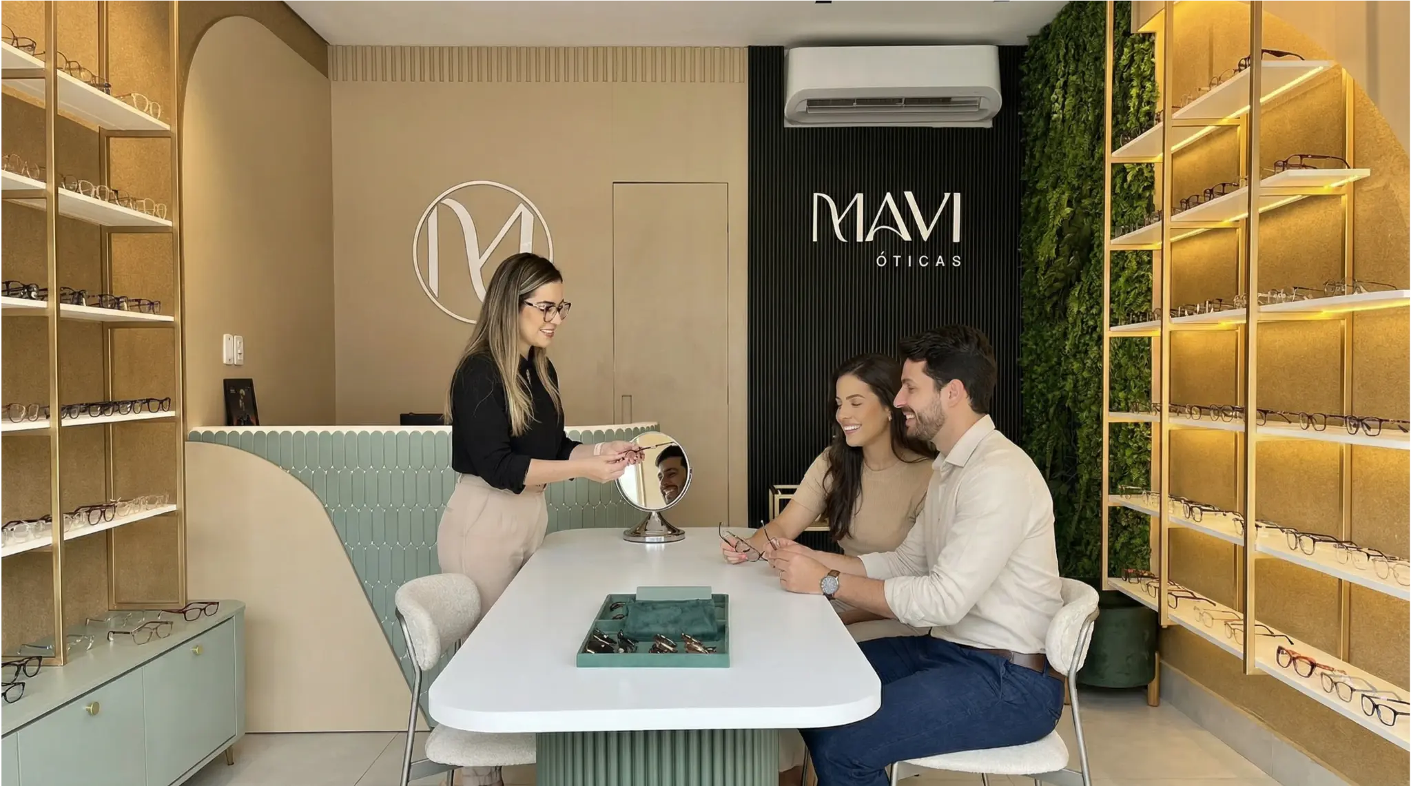 Momento de atendimento e consultoria na MAVI ÓTICAS